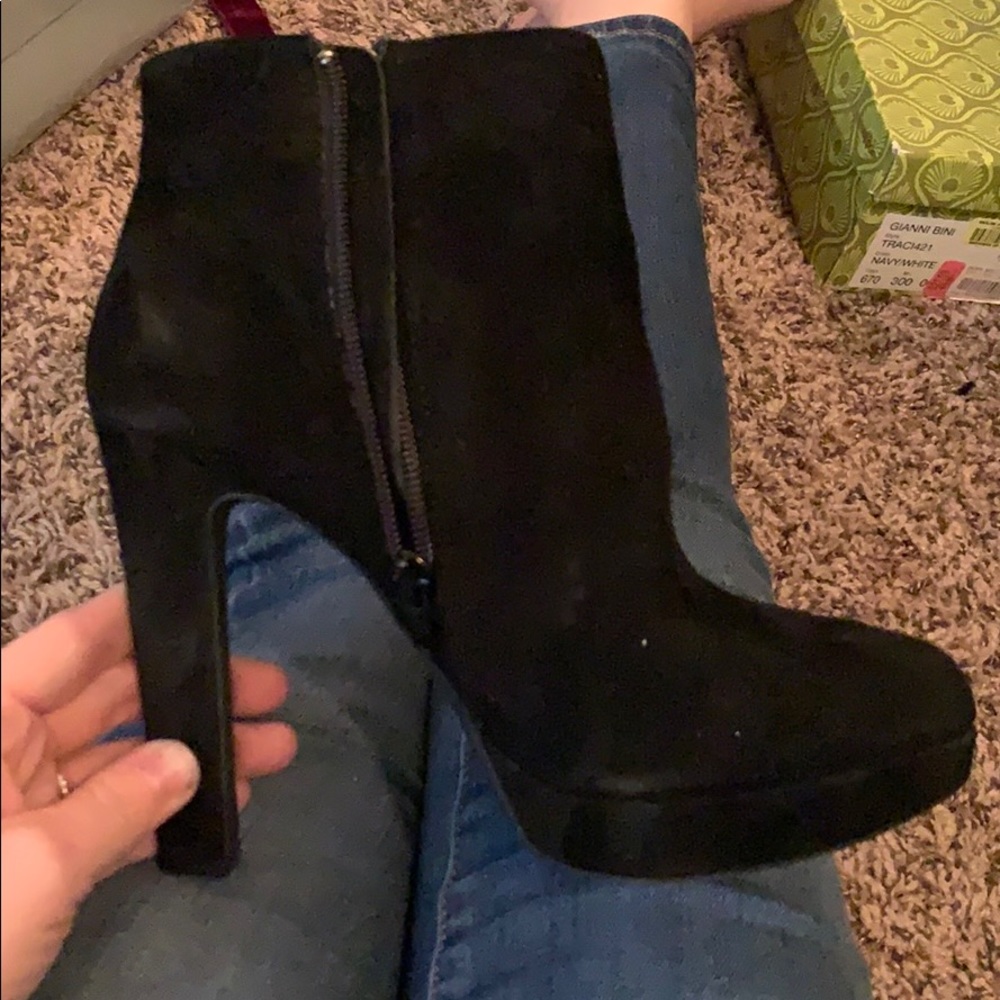 Size 7 Gianni bini booties black suede